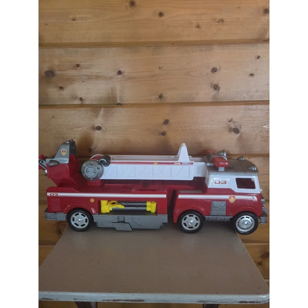 Paw Patrol Ultimate Rescue Fire Truck Toy with 2 With An‎ Extendable Ladder.